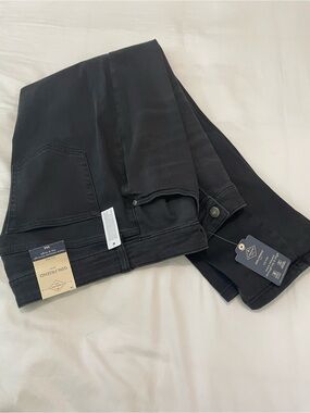 Slim Straight Women's Jeans in Black -